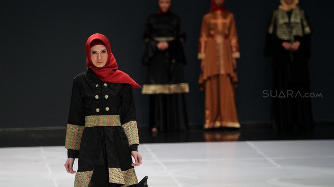 Model menampilkan busana rancangan seorang perawat RSUD, Diksi Hera Berliana pada Indonesia Fashion Week (IFW) 2019 di JCC, Jakarta, Rabu (27/3). [Suara.com/Arief Hermawan P]