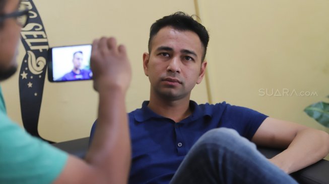 Artis Raffi Ahmad berpose saat berkunjung di kantor Redaksi Suara.com, Jakarta, Rabu (27/3). [Suara.com/Muhaimin A Untung]