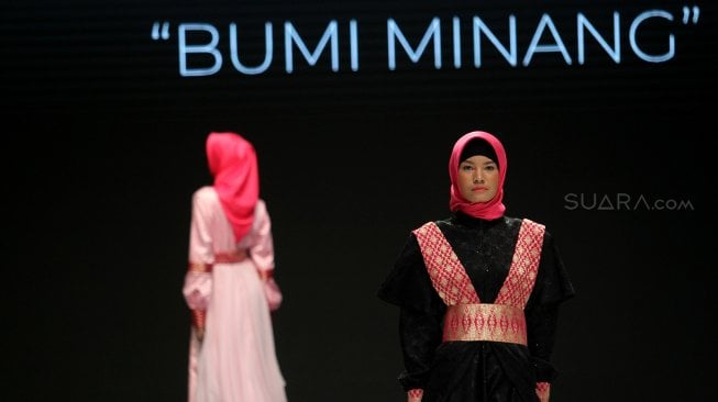 Model menampilkan busana rancangan seorang perawat RSUD, Diksi Hera Berliana pada Indonesia Fashion Week (IFW) 2019 di JCC, Jakarta, Rabu (27/3). [Suara.com/Arief Hermawan P]