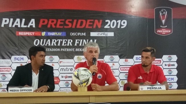 Pelatih Persija Jakarta Ivan Kolev (tengah) dan Pemain Silvio Escobar (kanan) dalam jumpa pers sehari jelang melawan Kalteng Putra. [Suara.com/Adie Prasetyo]