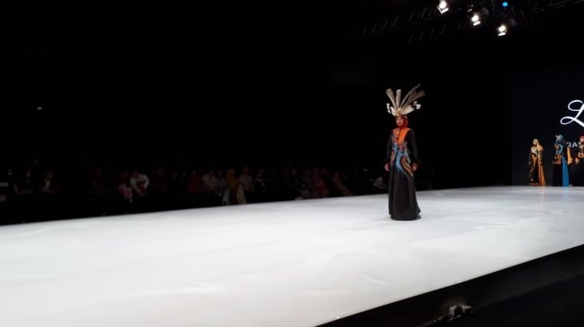 Desainer Lia Afif kenalkan batik Kutai Timur lewat koleksi ancakaroros Resitala di panggung Indonesia Fashion Week 2019, Kamis, (28/3/2019). (Suara.com/Risna Halidi)