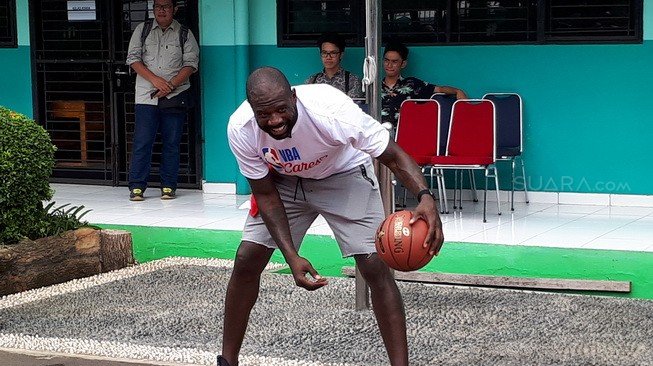 Mantan bintang klub NBA Golden State Warriors, Jason Anthoney Richardson, saat memberikan coaching clinic di di SMA Negeri 82, Kebayoran Baru, Jakarta, Kamis (28/3/2019). [Suara.com/Arief Apriadi]