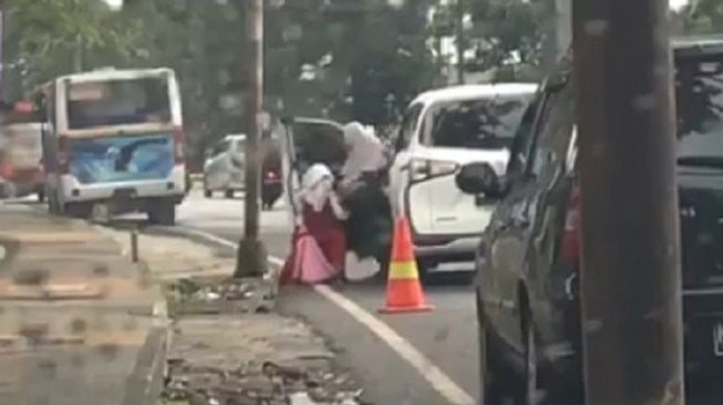 Ibu-ibu Dorong Siswi SD Keluar Mobil, Polisi Usut Penyebar Video Viral