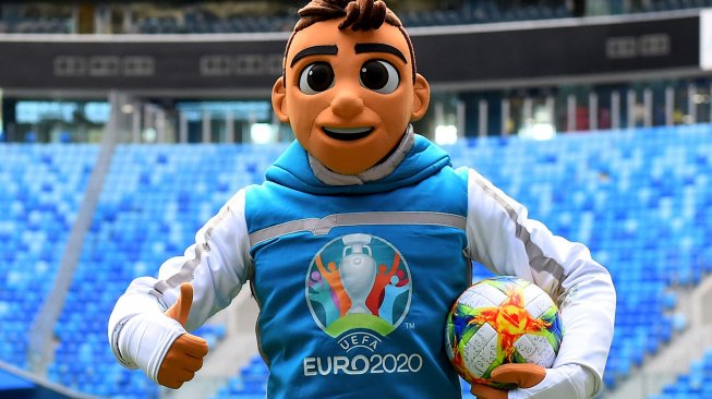 Maskot resmi Piala Eropa 2020 Skillzy berpose saat presentasi di Stadion Saint Petersburg, Rusia, Rabu (27/3). [OLGA MALTSEVA / AFP]