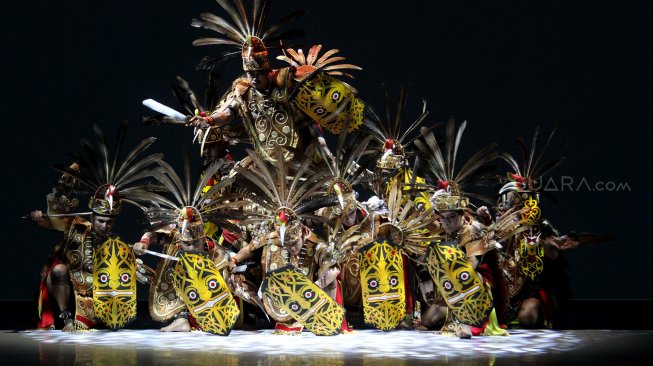 Musa Widyatmodjo angkat kostum Borneo di Pembukaan IFW 2019. (Suara.com/Arief Hermawan)