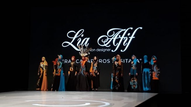 Desainer Lia Afif kenalkan batik Kutai Timur lewat koleksi ancakaroros Resitala di panggung Indonesia Fashion Week 2019, Kamis, (28/3/2019). (Suara.com/Risna Halidi)