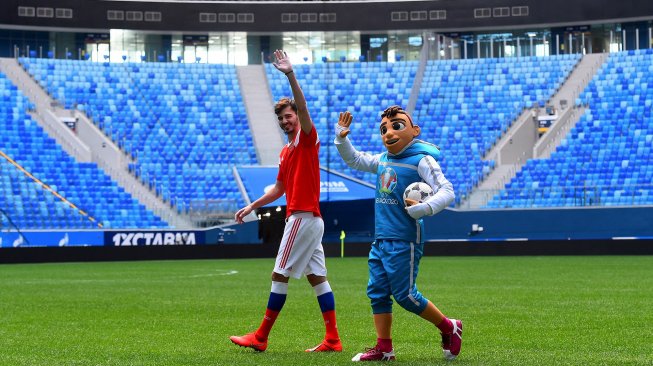 Maskot resmi Piala Eropa 2020 Skillzy berpose saat presentasi di Stadion Saint Petersburg, Rusia, Rabu (27/3). [OLGA MALTSEVA / AFP]