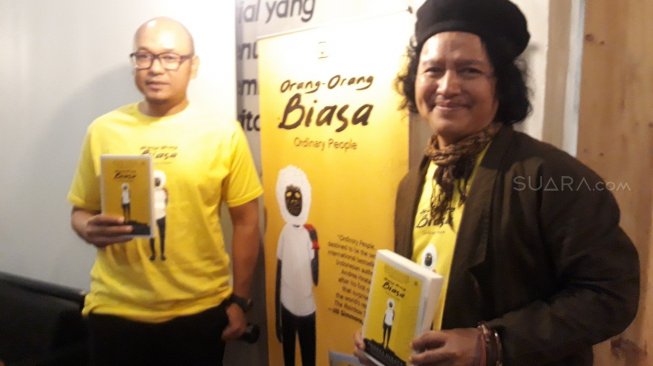 Andrea Hirata saat merilis novel terbarunya, Orang-Orang Biasa. [Sumarni/Suara.com]