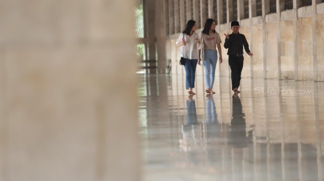 Wisatawan Mancanegara saat berkunjung ke Masjid Istiqlal, Jakarta Pusat, Kamis (28/3). [Suara.com/Muhaimin A Untung]