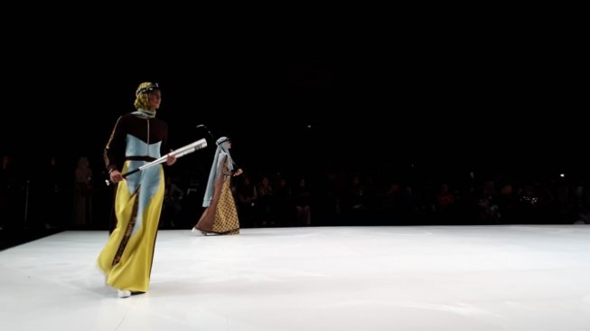 Lia Soraya luncurkan koleksi busana untuk muslimah yang aktif dan enerjik di Indonesia Fashion Week 2019. (Suara.com/Risna Halidi)