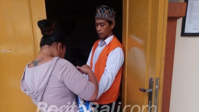 Gendong Anak Sambil Dengar Vonis Hakim, Air Mata Aji Tumpah di Sidang