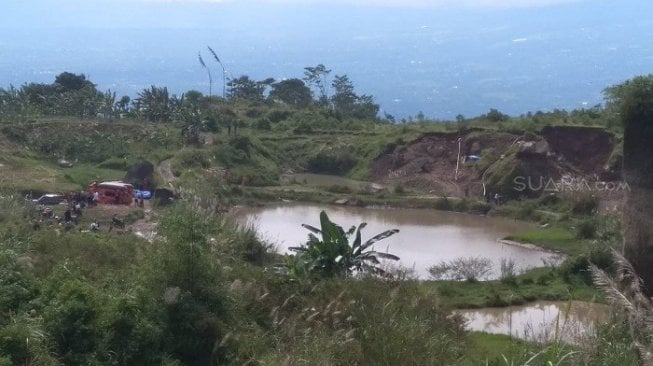 Pemuda diduga bunuh diri dengan cara menceburkan diri ke danau. (suara.com/rambiga)