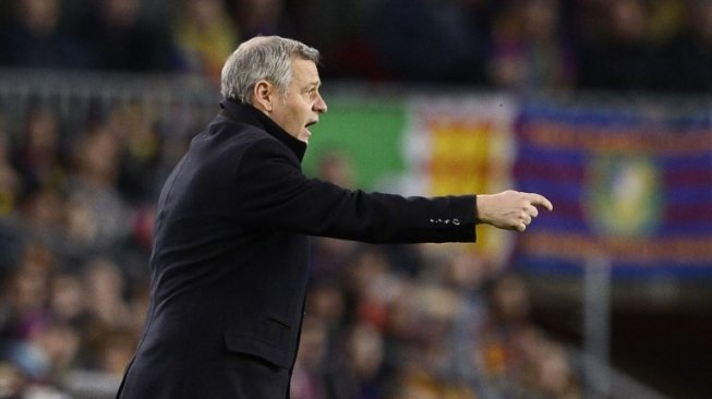 Pelatih Lyon Bruno Genesio memberikan instruksi kepada skuatnya saat menghadapi Barcelona di Liga Champions. Josep LAGO / AFP