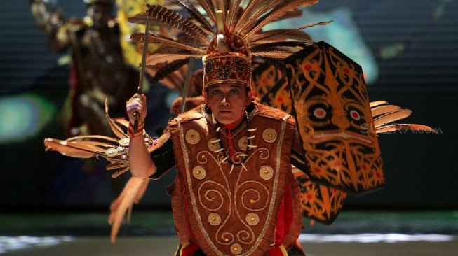 Musa Widyatmodjo angkat kostum Borneo di Pembukaan IFW 2019. (Suara.com/Arief Hermawan)