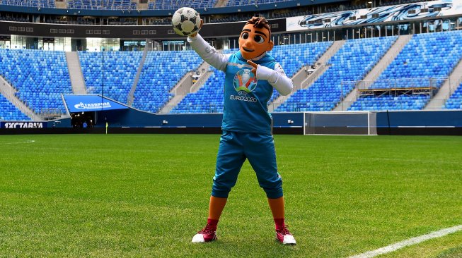 Maskot resmi Piala Eropa 2020 Skillzy berpose saat presentasi di Stadion Saint Petersburg, Rusia, Rabu (27/3). [OLGA MALTSEVA / AFP]