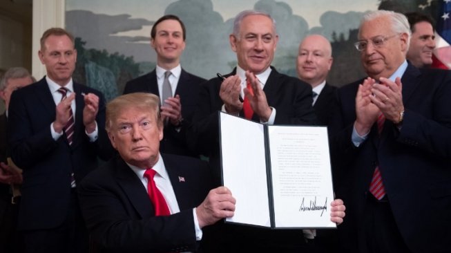 Presiden AS Donald Trump mengangkat Proklamasi yang ditandatangani di Dataran Tinggi Golan bersama Perdana Menteri Israel Benjamin Netanyahu di Ruang Penerimaan Diplomatik di Gedung Putih di Washington, DC, Senin (25/3/2019). (Foto: AFP)