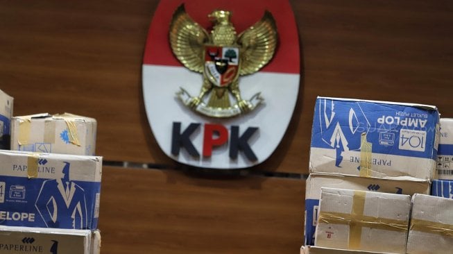 Barang bukti saat konferensi pers di Gedung Merah Putih KPK, Jakarta, Kamis (28/3). [Suara.com/Muhaimin A Untung]