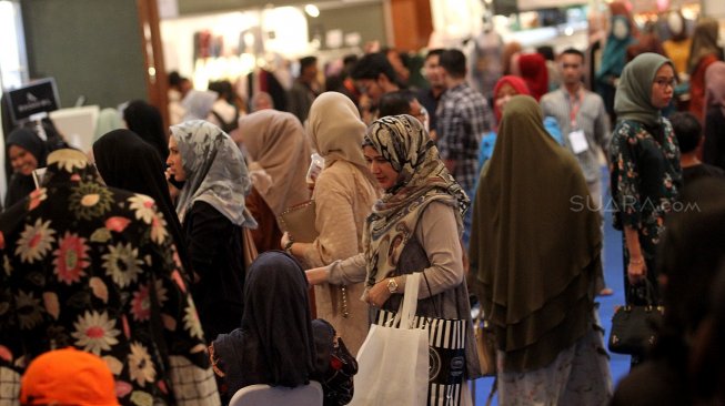 Pengunjung memadati stan pameran dalam perhelatan Indonesia Fashion Week (IFW) 2019 di JCC, Jakarta, Rabu (27/3).[Suara.com/Arief Hermawan P] 