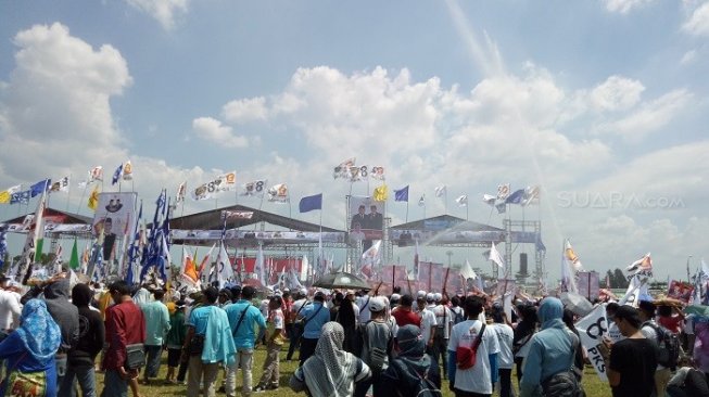 Di Stadion Pakansari, Ribuan Pendukung Prabowo Disemprot Mobil Damkar