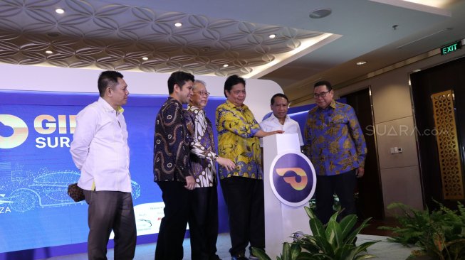 Menperin secara resmi menekan sirene tanda resmi dibukanya GIIAS 2019 Surabaya The Series [Suara.com/Achmad Ali].