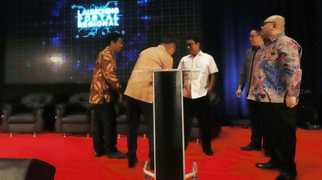 Kepala Staf Kepresidenan Moeldoko bersama President Commissioner of PT Arkadia Digital Media Stephen Sulistyo, Commissioner of PT Arkadia Digital Media Iwa Karunia, CEO PT Arkadia Digital Media William Martaputra dan Pimpinan Redaksi Suara.com Suwarjono menekan tombol peresmian "suara regional" di Hotel Sultan, Jakarta (29/3). [Suara.com/Muhaimin A Untung]