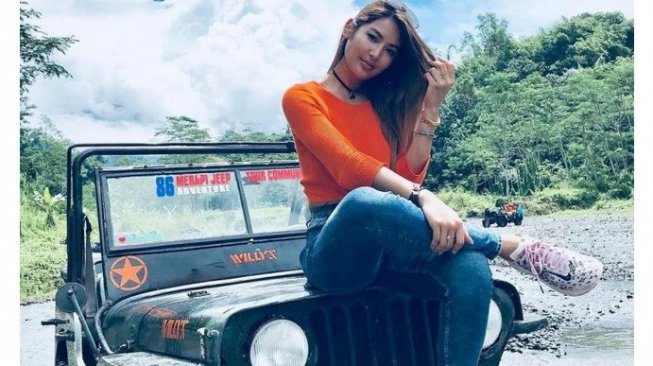 Setelah ngegaspol, Maria Selena berpose bersama Jeep Willys [Instagram: @mariaselena_].