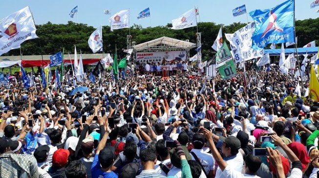 Prabowo saat gelar kampanye terbuka di Karawang. (Suara.com/Novian)