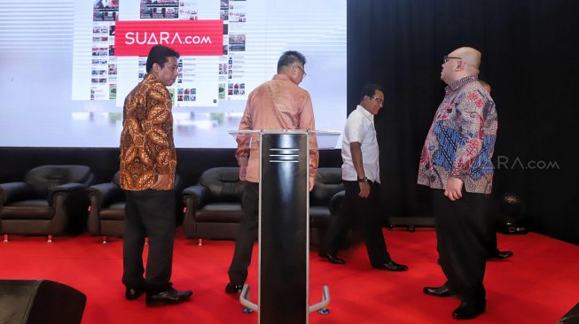 Kepala Staf Kepresidenan Moeldoko bersama President Commissioner of PT Arkadia Digital Media Stephen Sulistyo, Commissioner of PT Arkadia Digital Media Iwa Karunia, CEO PT Arkadia Digital Media William Martaputra dan Pimpinan Redaksi Suara.com Suwarjono menekan tombol peresmian "suara regional" di Hotel Sultan, Jakarta (29/3). [Suara.com/Muhaimin A Untung]