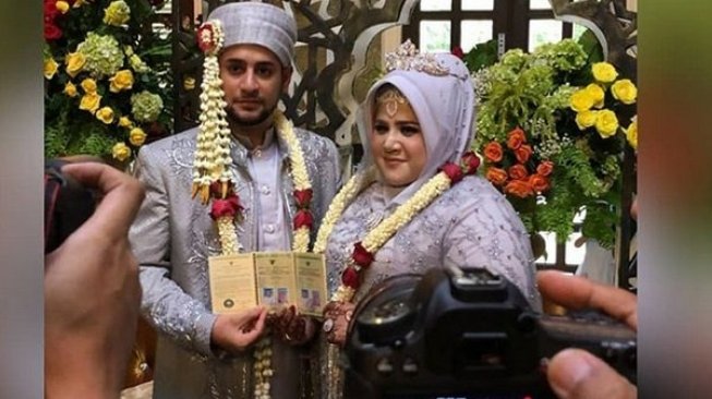 Dhawiya dan Muhammad Resmi Menikah