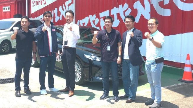 Jajaran Management PT Toyota Astra Motor berpose di depan Toyota Driving Experience (TDE) yang diresmikan Jumat (29/3/2019) [Suara.com/Manuel Jeghesta Nainggolan].