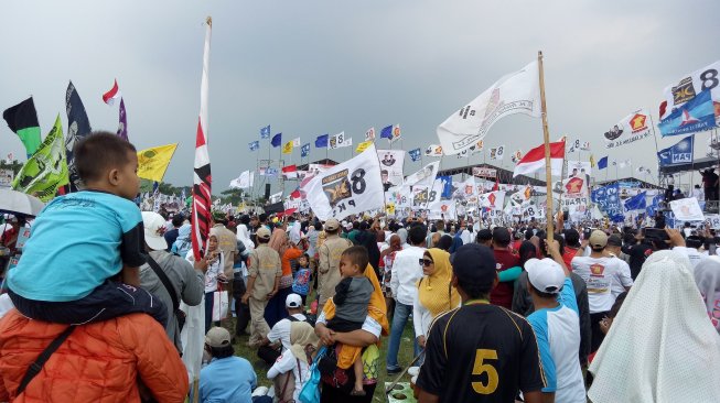 Ribuan orang menghadiri kampanye terbuka Capres nomor urut 02 Prabowo Subianto di area parkir Stadion Pakansari, Kabupaten Bogor, Jawa Barat, Jumat (29/3/2019). (Suara.com/Rambiga)