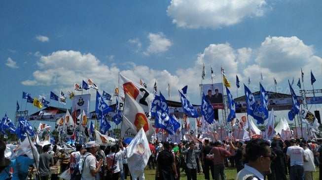 Rela Kepanasan Tunggu Prabowo, Massa Pendukung Padati Stadion Pakansari