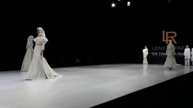 Rancangan Leny Rafael menggambarkan metamorfosa perempuan di IFW 2019. (Suara.com/Risna Halidi)