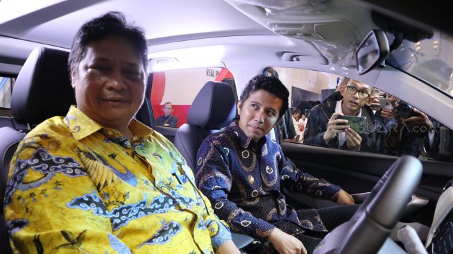 Menteri Perindustrian (Menperin) Airlangga Hartarto meninjau both-both pameran GIIAS The Series 2019 di Surabaya [Suara.com/Achmad Ali].