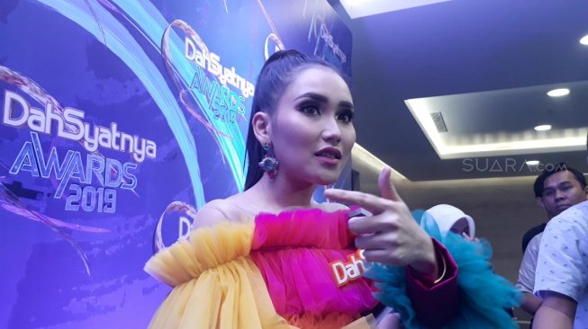 Ayu Ting Ting di Dahsyatnya Awards 2019 di MNC Studios, Kebon Jeruk, Jakarta Barat, Kamis (28/3/2019) malam. [Sumarni/Suara.com]