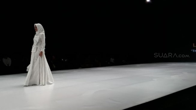 Rancangan Leny Rafael menggambarkan metamorfosa perempuan di IFW 2019. (Suara.com/Risna Halidi)