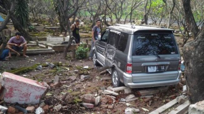 Viral Mobil Mitsubishi Kuda Berada di Tengah Pemakaman, Berikut Faktanya!