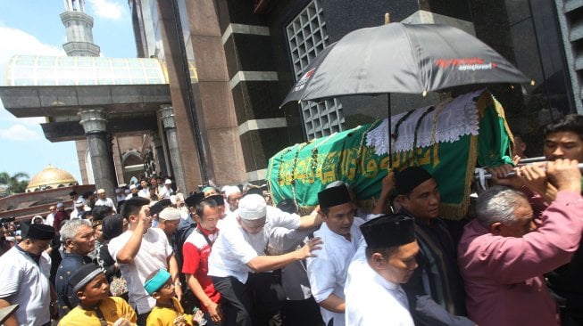 Jemaah bersiap memakamkan jenazah almarhumah Dian Djuriah Rais di Masjid Kubah Emas Cinere Depok, Jabar, Jumat (29/3). [ANTARA FOTO/Kahfie Kamaru]