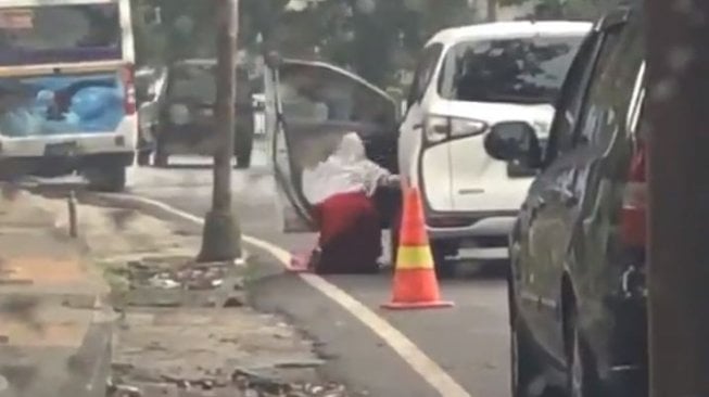 Ini Video Permintaan Maaf Ibu di Malang yang Dorong Anaknya dari Mobil