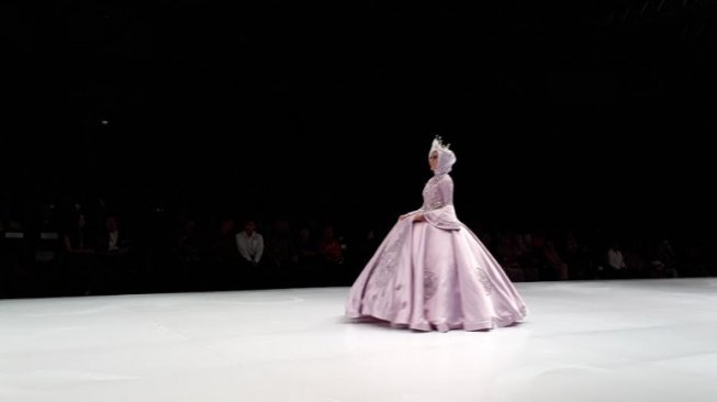 Yanti Adeni dalam karyanya bertema Sofia di IFW 2019. (Suara.com/Risna Halidi)