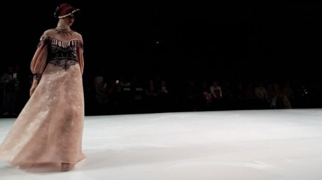 Gita Orlin dalam karyanya bertema Wairinding di IFW 2019. (Suara.com/Risna Halidi)