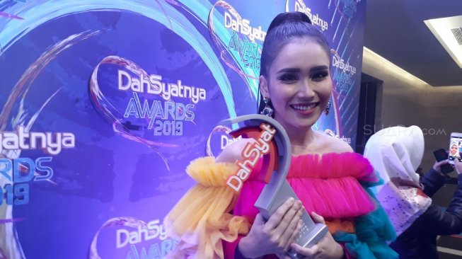 Menang Dahsyatnya Awards, Ayu Ting Ting Berterima Kasih ke Fans Fanatik