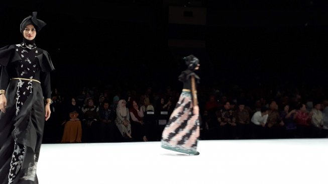 Dwi Lestari Kartika dalam fesyen show bertajuk Jayagiri di panggung IFW 2019. (Suara.com/Risna Halidi)