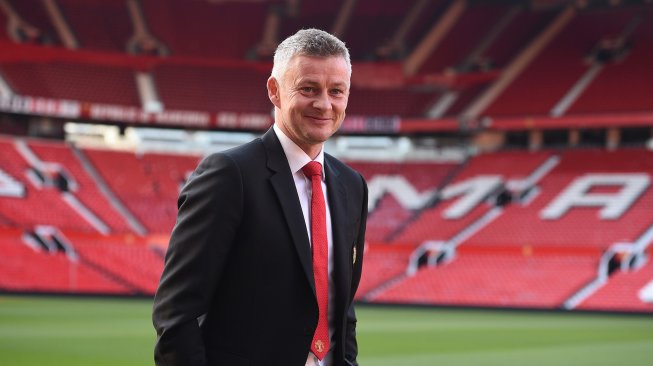 Pelatih caretaker Manchester United, Ole Gunnar Solskjaer berpose saat pemotretan di Old Trafford, Manchester, Inggris, Kamis (28/3). [AFP/Oli SCARFF]