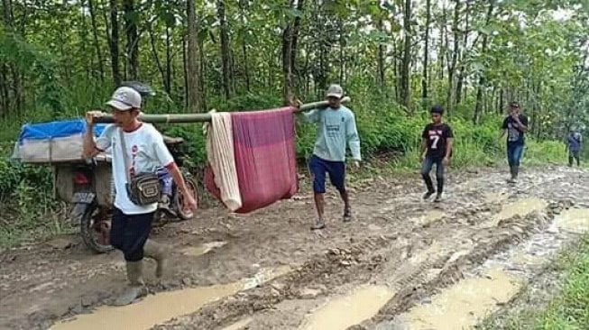 Jalan Rusak, Ibu Hamil yang Pendarahan Terpaksa Ditandu Warga ke Puskesmas