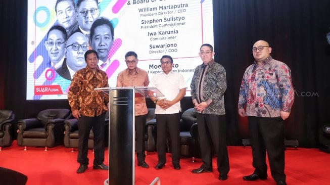 Kepala Staf Kepresidenan Moeldoko bersama President Commissioner of PT Arkadia Digital Media Stephen Sulistyo, Commissioner of PT Arkadia Digital Media Iwa Karunia, CEO PT Arkadia Digital Media William Martaputra dan Pimpinan Redaksi Suara.com Suwarjono menekan tombol peresmian "suara regional" di Hotel Sultan, Jakarta (29/3). [Suara.com/Muhaimin A Untung]