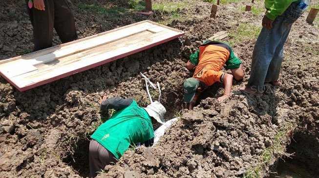 Kuburan tanpa nama di Tempat Pemakaman Umum (TPU) Tegal Alur, Jakarta Barat. (Suara.com/Fakhri)