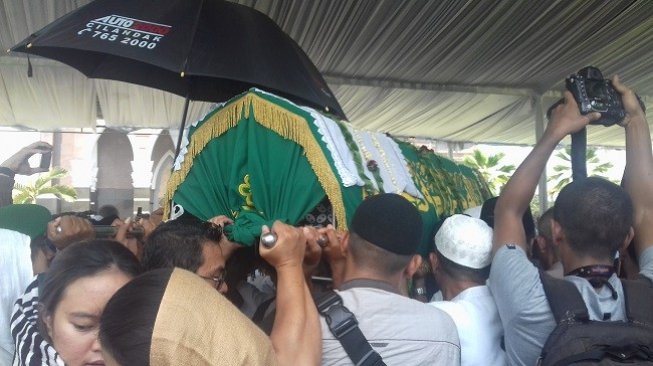 Alasan Keluarga Makamkan Dian Al Mahri di Komplek Masjid Kubah Emas