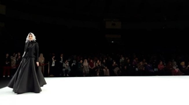 Jeny Tjahyawaty dalam karyanya bertema Dayak Luxury di IFW 2019. (Suara.com/Risna Halidi)