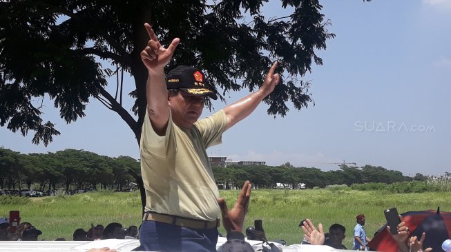 Capres nomor urut 02 Prabowo Subianto saat kampanye terbuka di Lapangan Galuh Mas, Karawang, Jawa Barat. (Suara.com/Novian)